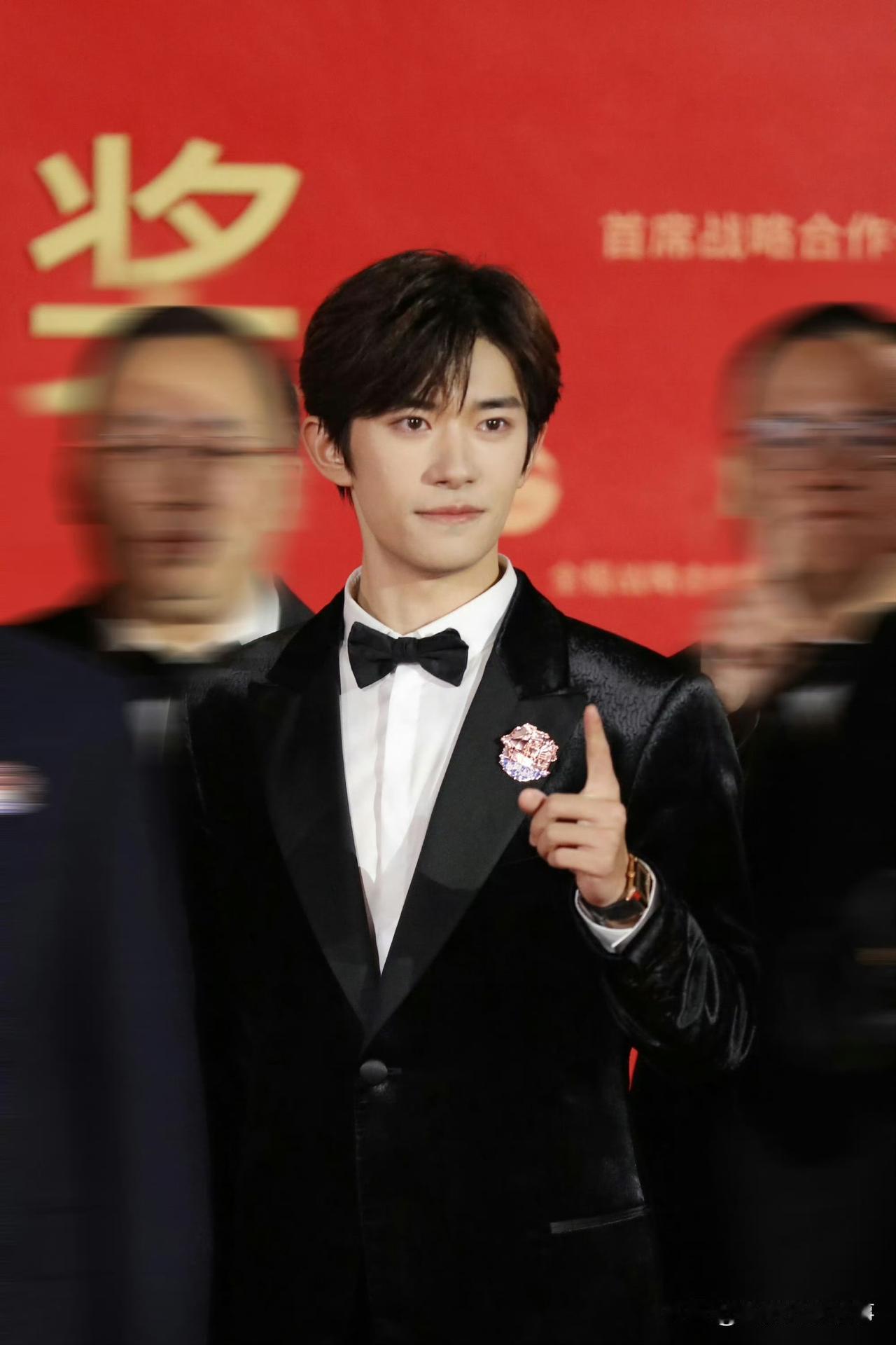 《24岁易烊千玺摘金鸡影帝：从顶流到<小小的我>的“破壁者”》
 
第38届金鸡