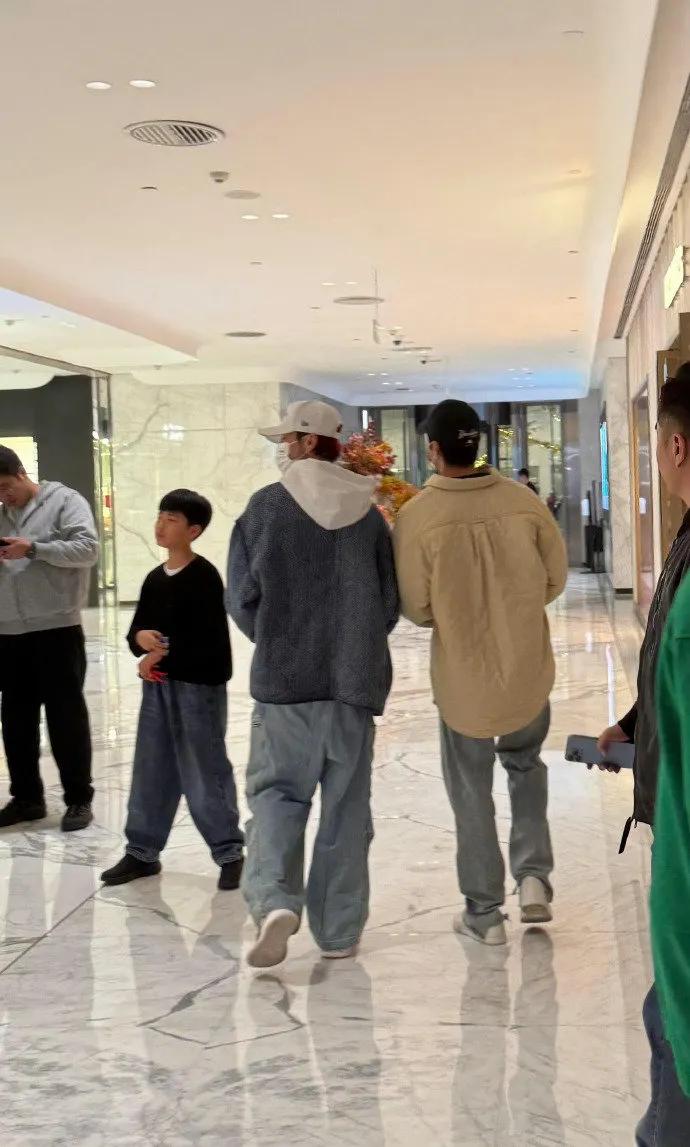 网友偶遇鹿晗、高瀚宇、黄新淳同框逛街！高瀚宇倒是眼熟，可黄新淳是怎么和鹿晗搭上的