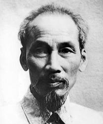 1927年，毛泽东被捕后，在押去处死路上，突然对一名团丁说：“老哥，我腿疼，伤筋