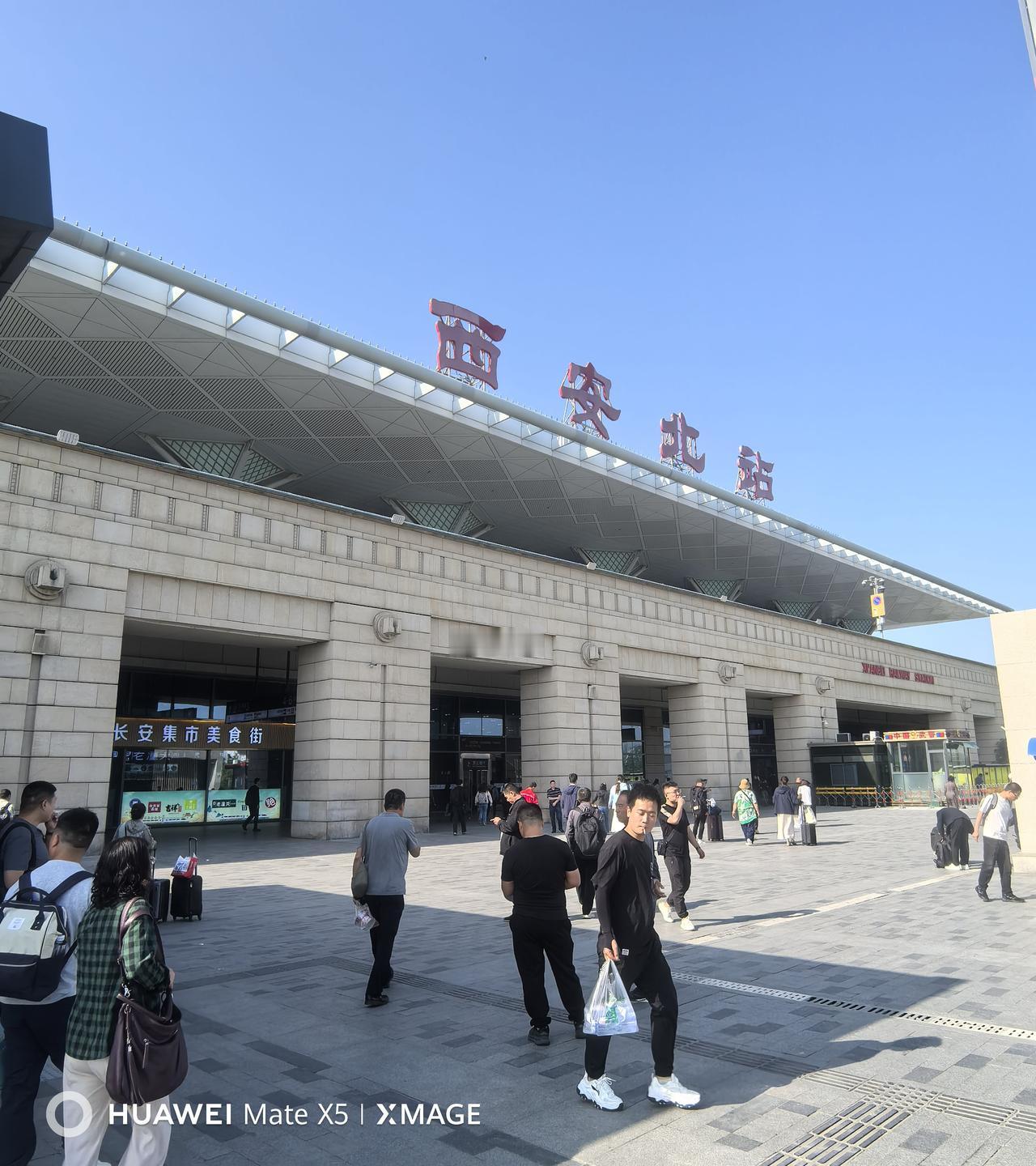 己到西安北站，第一站江苏无锡，下午到无锡。
正好赶上西安地铁乘坐高峰，车上人多。