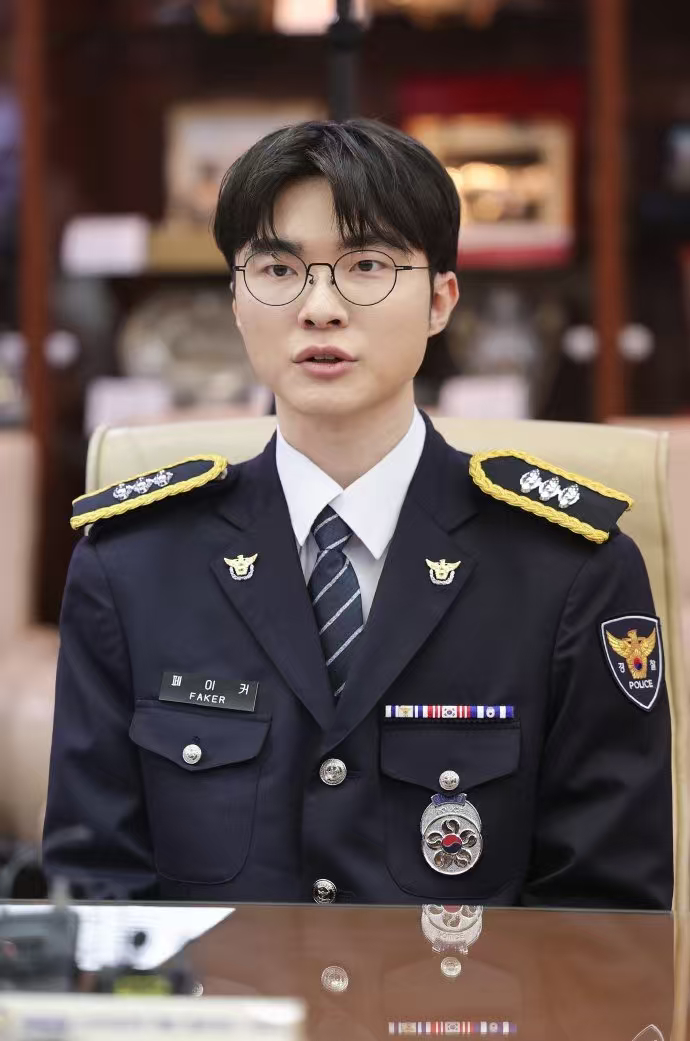 Faker从警褪去赛场顶尖中单的光环，Faker 肩负全新公益职责，日常会参与反
