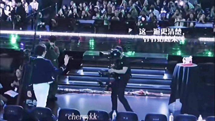 老爸上台领奖的那一段爷爷也站起来了……一直到领完下台和妈妈说话然后走回座位全程爷