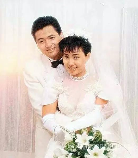 他俩其实挺有夫妻相的！周润发陈荟莲结婚照。
#周润发有多帅# 
#港星韵味何在#