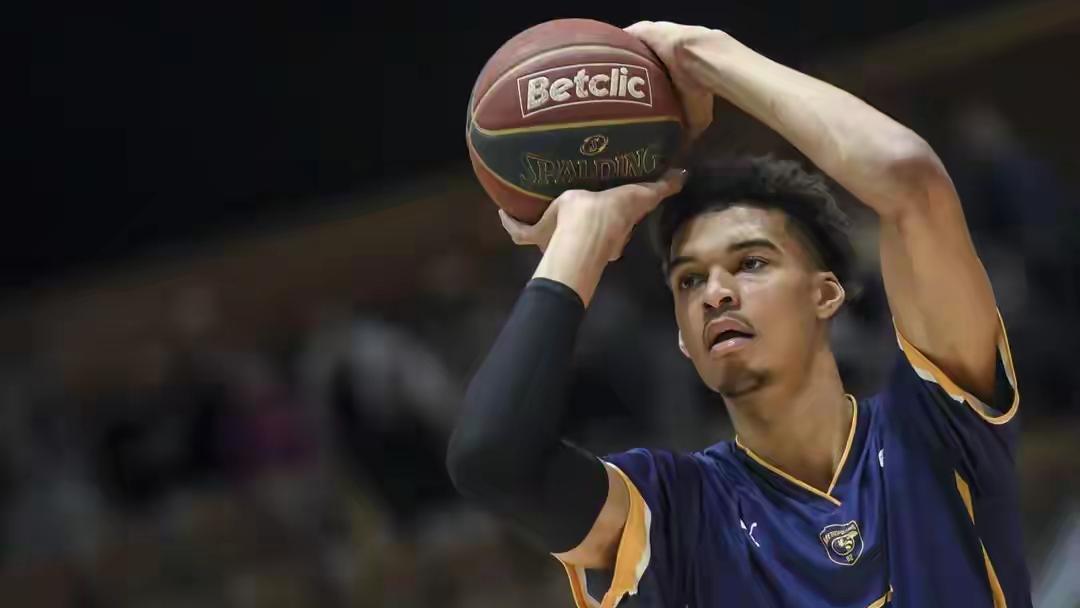 在今天NBA西部马刺队与独行侠队的比赛中，马刺队以125:92大胜独行侠队。
 