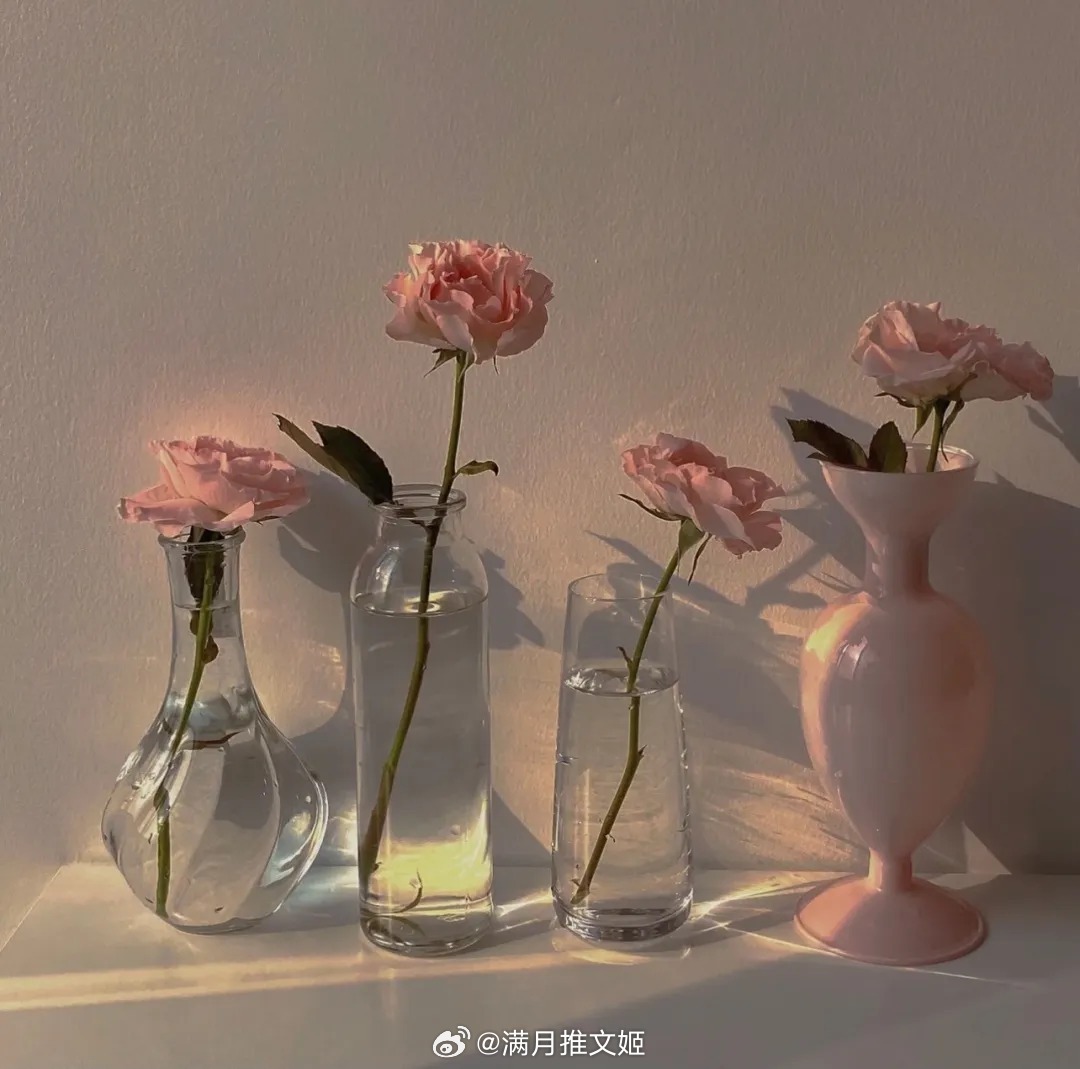 他拉着我洗手的时候，阳光正好落在他咖啡色的眼睛上，那一刻，我在他的眼睛里看到了星