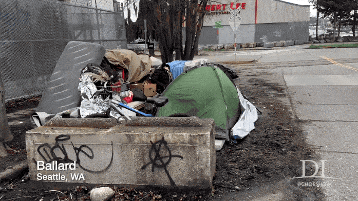 震撼西雅图斩杀：超近距离拍摄昏死过去美国流浪女，手里还攥着吸强化剂的锡箔纸！这是