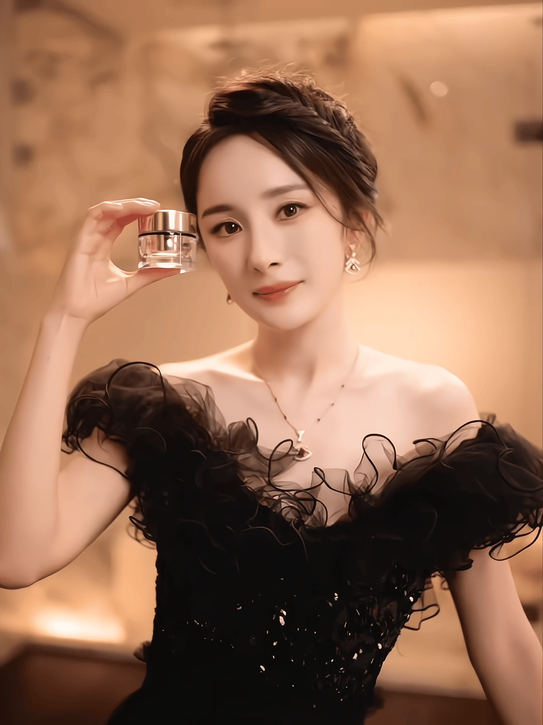 杨幂 小幂去芭莎悄悄拍了支雅诗兰黛广告[偷笑]并向你隔空投送了一个wink，请查