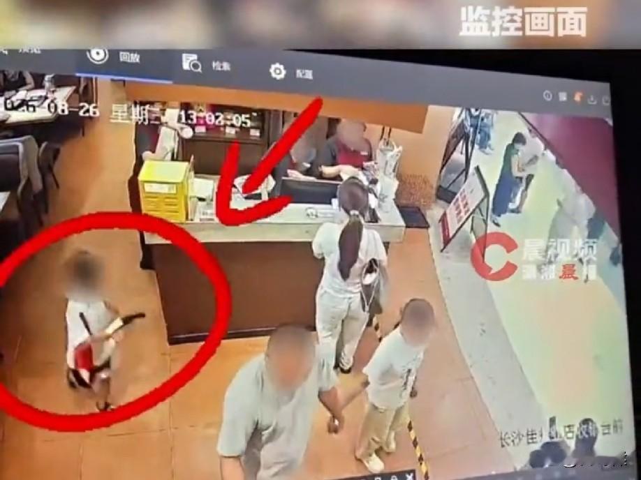 一个四岁的孩子，他连“猥亵”都不知道是什么意思，何必要纠缠不休？

反复看了这段