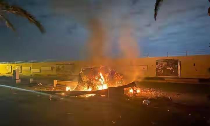 12万吨巨舰燃烧下沉，伊朗核设施剧烈大爆炸：第14波导弹猛烈反击