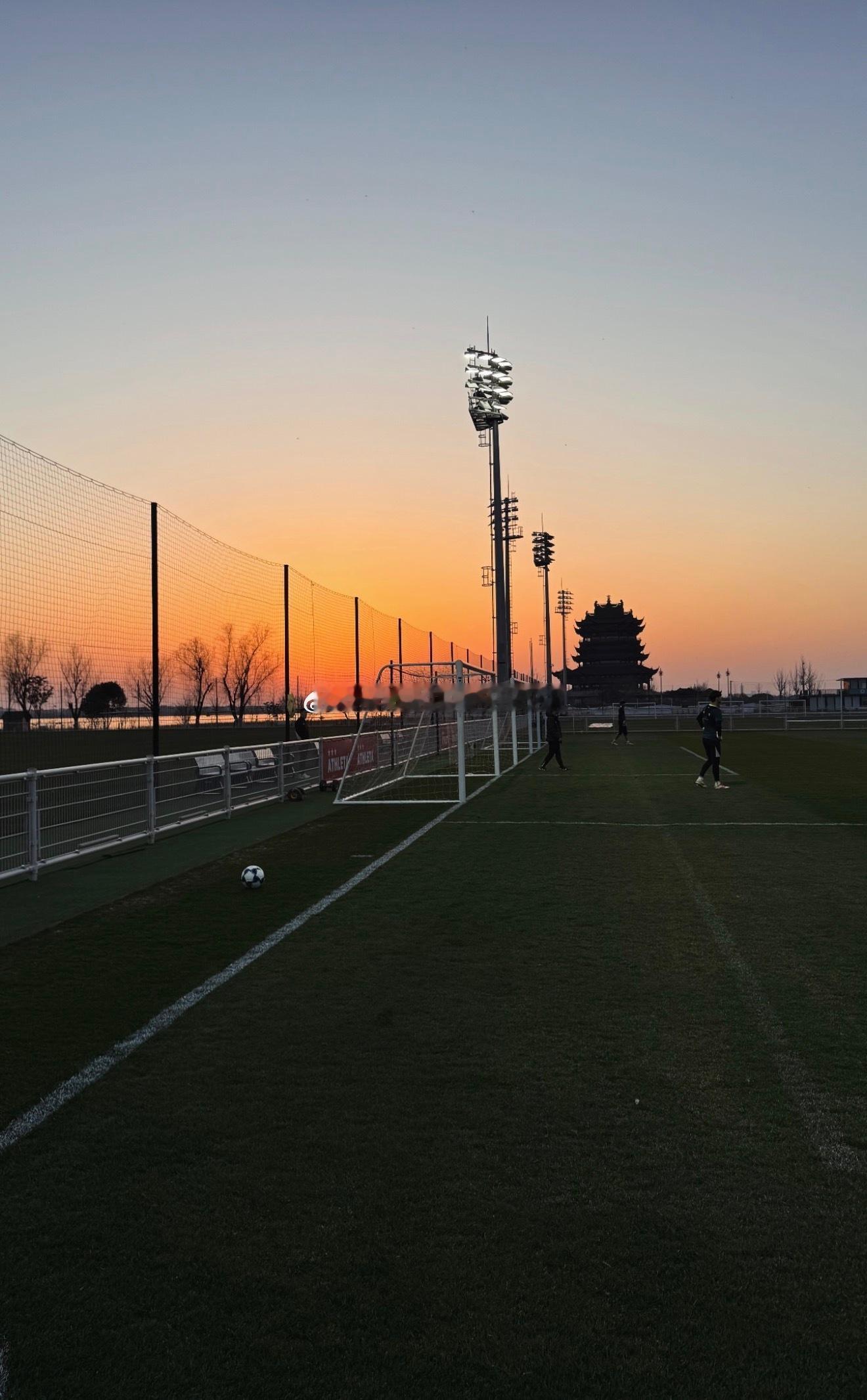 训练场的落日余晖🌄北京国安中超联赛