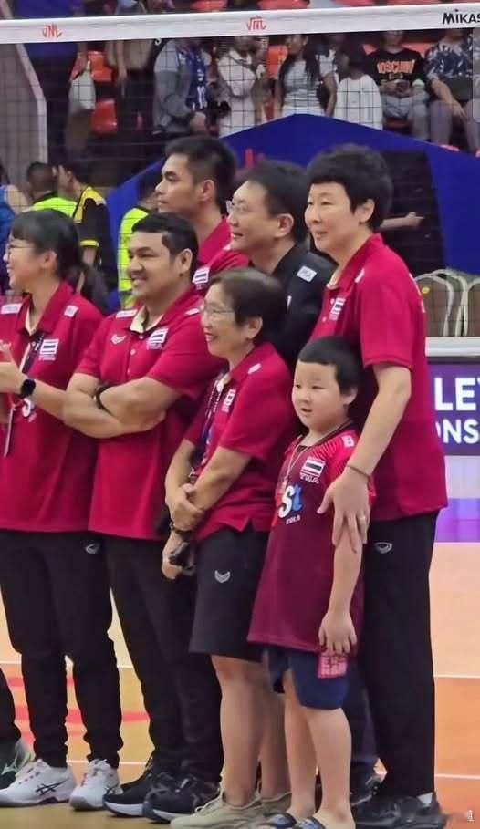 国际排坛动态2026年世界女排联赛泰国女排取得VNL第二胜，冯坤带儿子也在现场 