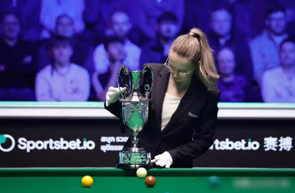 赵心童根本不是在打斯诺克，他正在焊死一条前无古人的赛道。你看他刚干了什么？单赛季