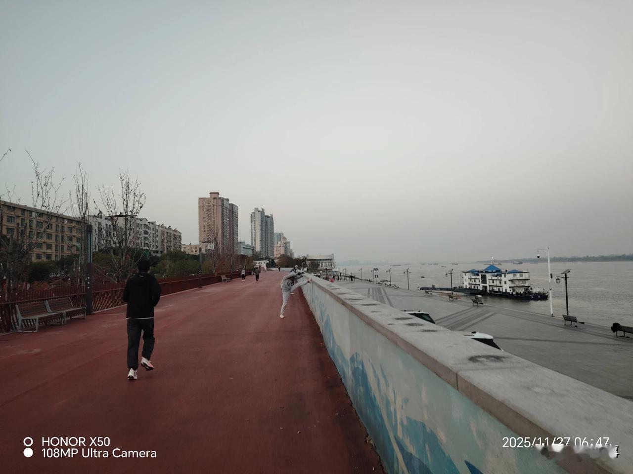 2025广州国际车展11月27日长江岸边晨练祝“2025广州国际车展”圆满成功