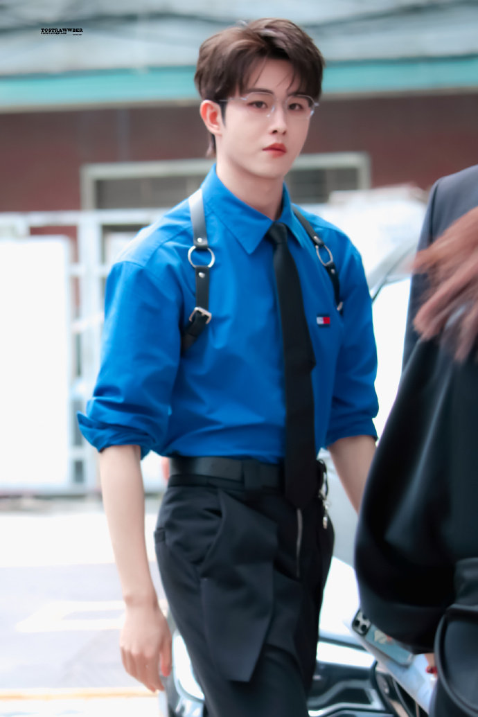 田嘉瑞今日品牌活动上班路透！银丝眼镜+蓝衬衫+背带裤的搭配真的仙品！ ​​​