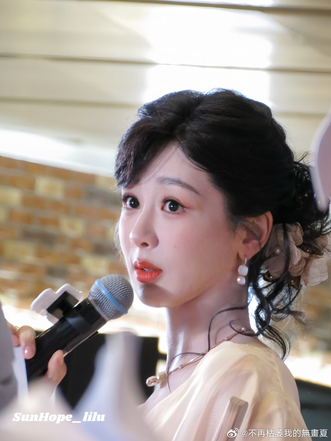 【】迪丽热巴和杨紫低盘发造型 谁win了？ 