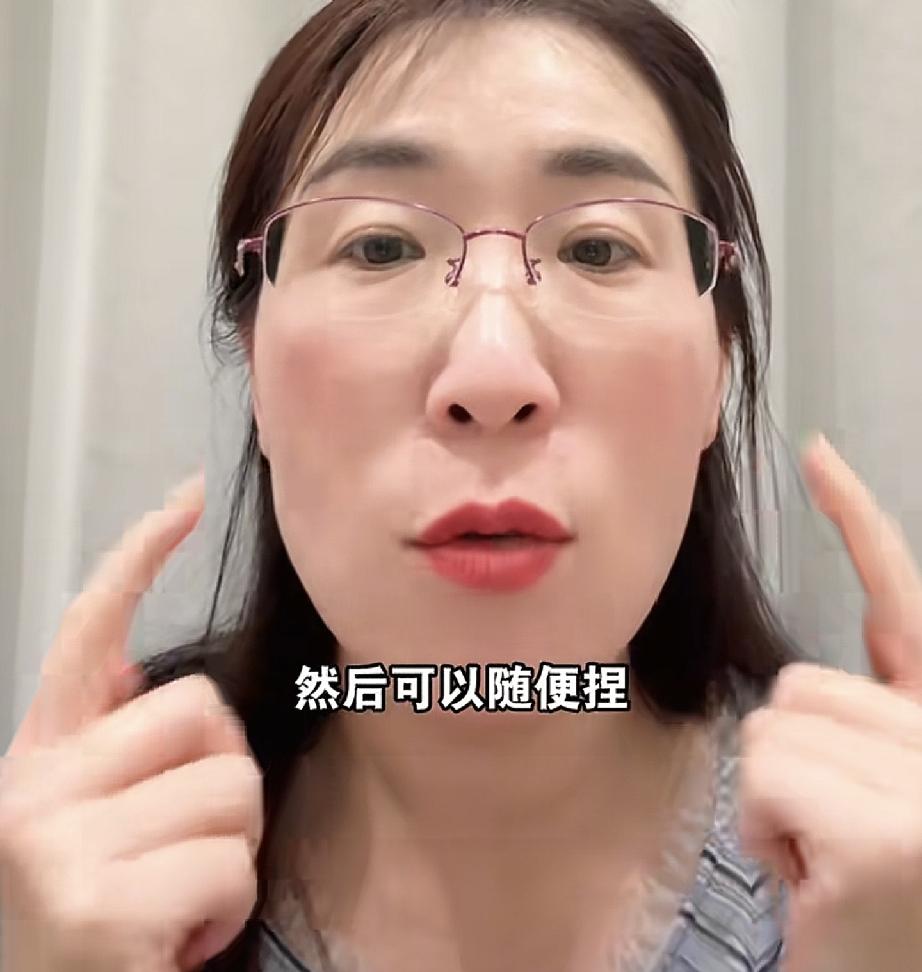 太体面了
跟朱女士学到直新名词“妈生脸”
朱女士说的2句话曹某某听到后什么感想？