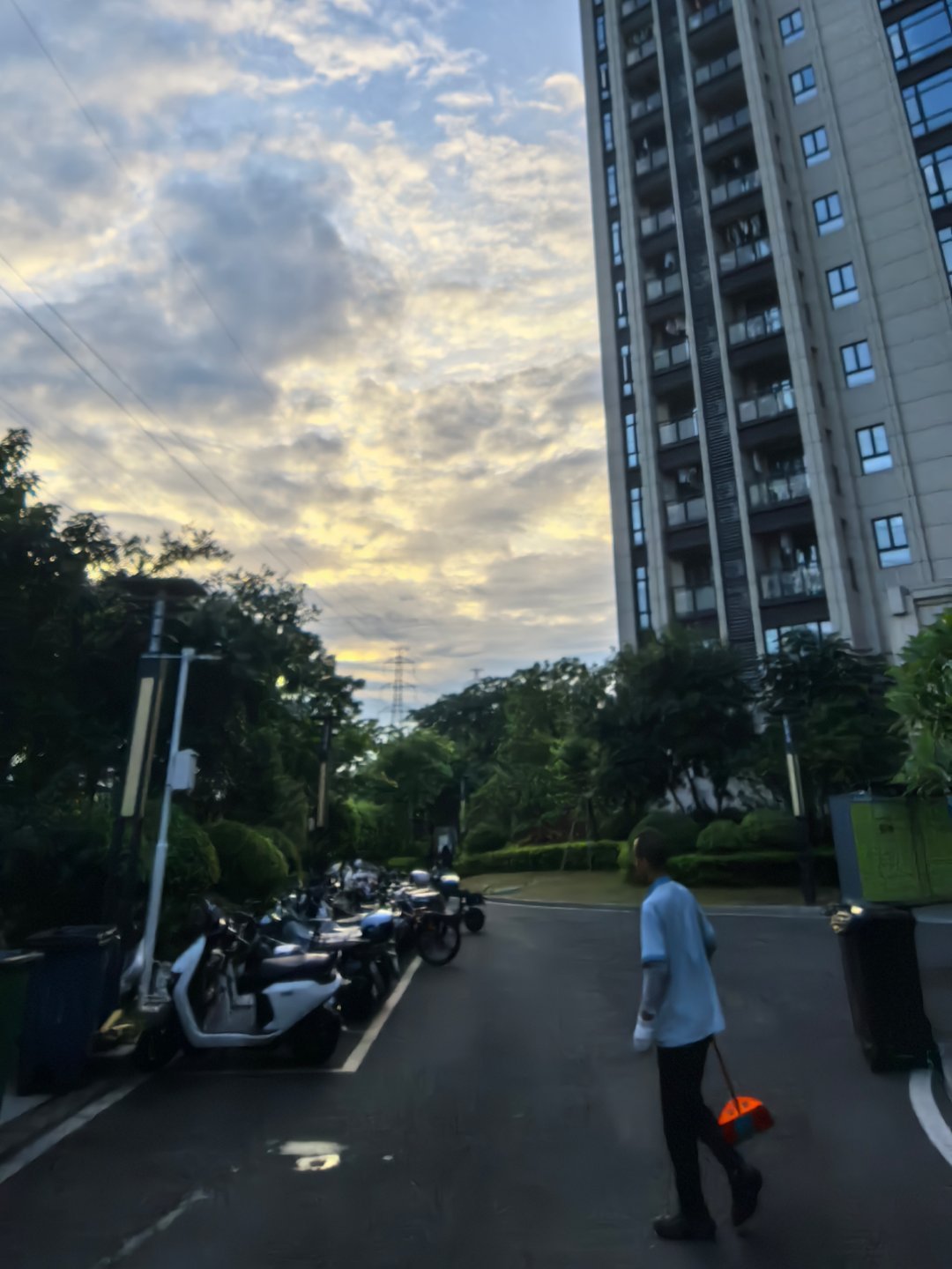 早上好朋友们为了赶飞机，现在眼睛都睁不开[泪奔]  ​​​