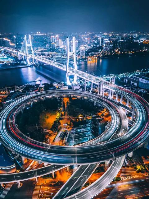 东篱把酒黄昏后，
南浦题诗白露秋。
雁影渐消云外去，
枫叶经霜红满山头，景色甚美