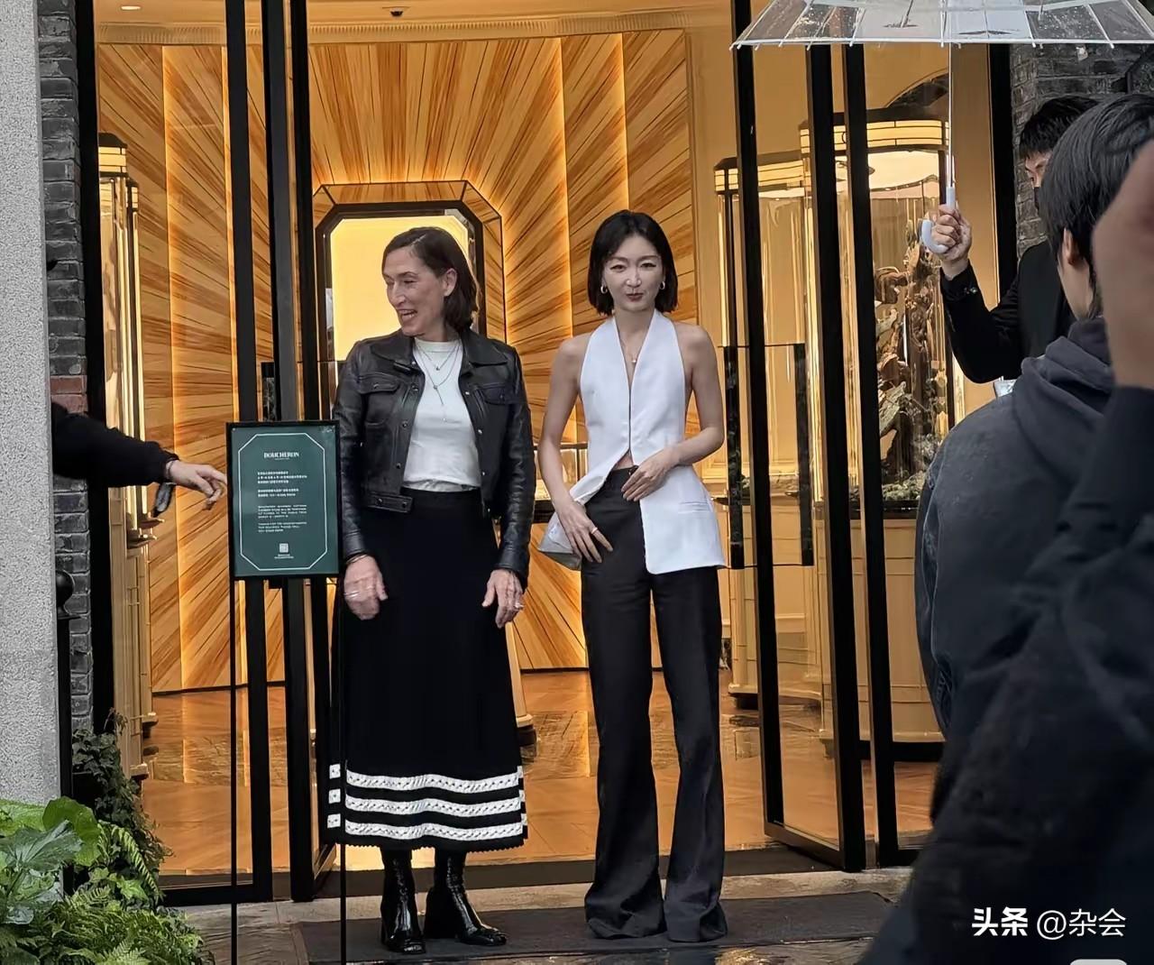 在上海新天地偶遇周冬雨，这也太瘦了吧！
有一说一，美真的不是越瘦越好。她本来个子