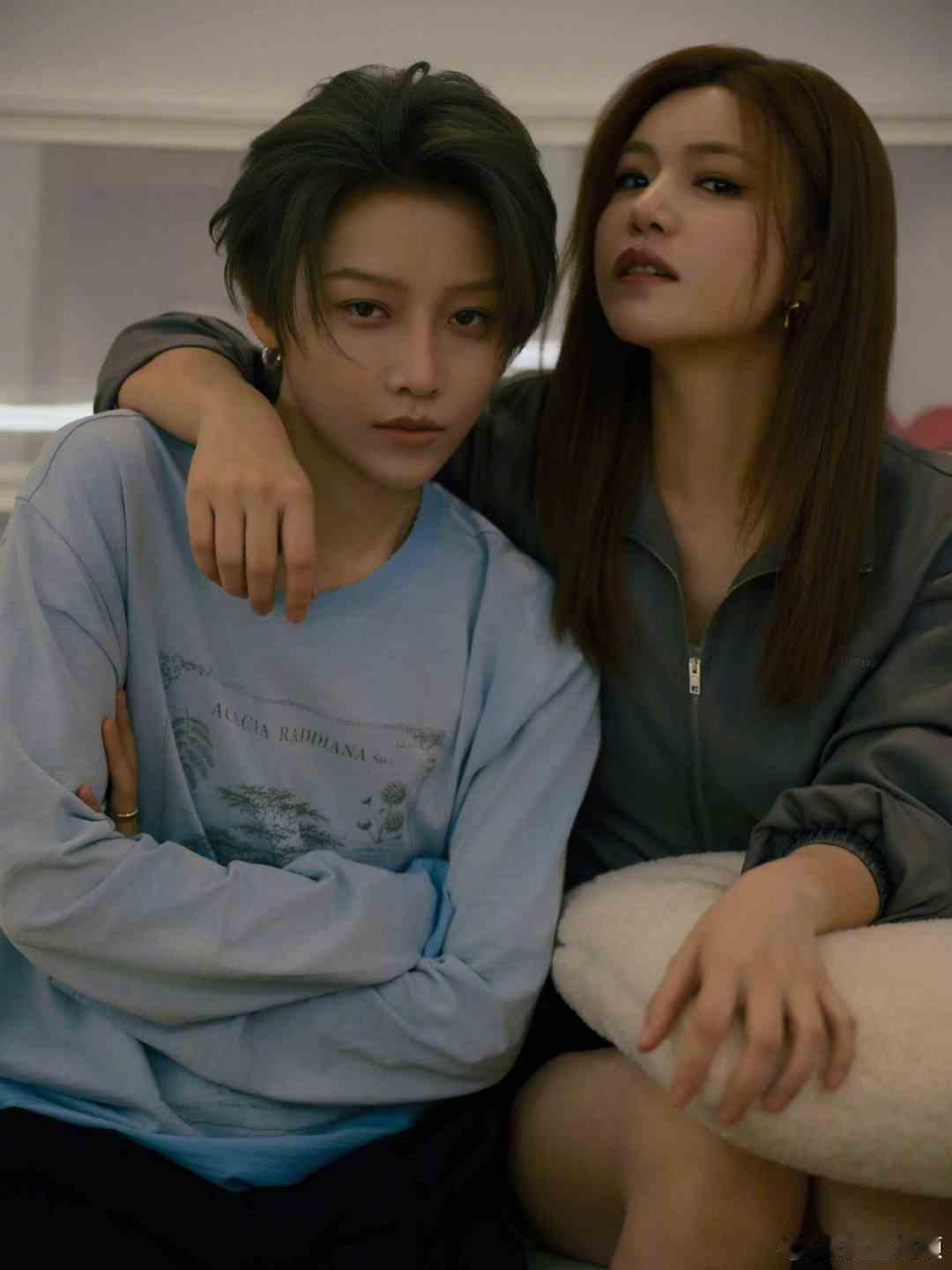 陈妍希刘雨昕对视照陈妍希晒与刘雨昕对视照 陈妍希刘雨昕对视照，两人在沙发上玩闹对