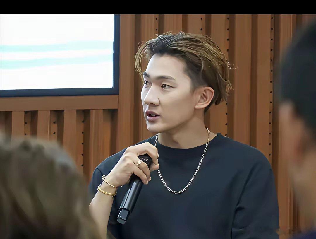 苏翊鸣的父母应该没有那么着急的定下儿媳的人选，大家都说朱易好，家境好，事业好，学