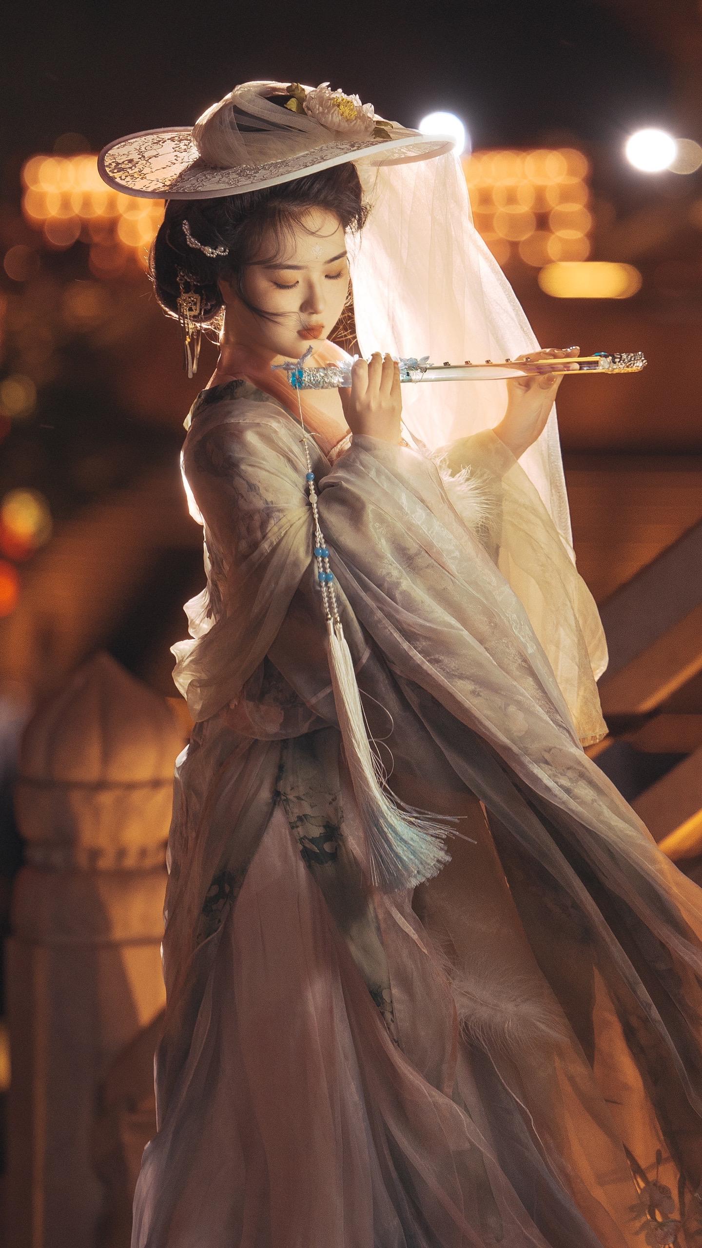 眼神自带情绪大概就是这样吧。