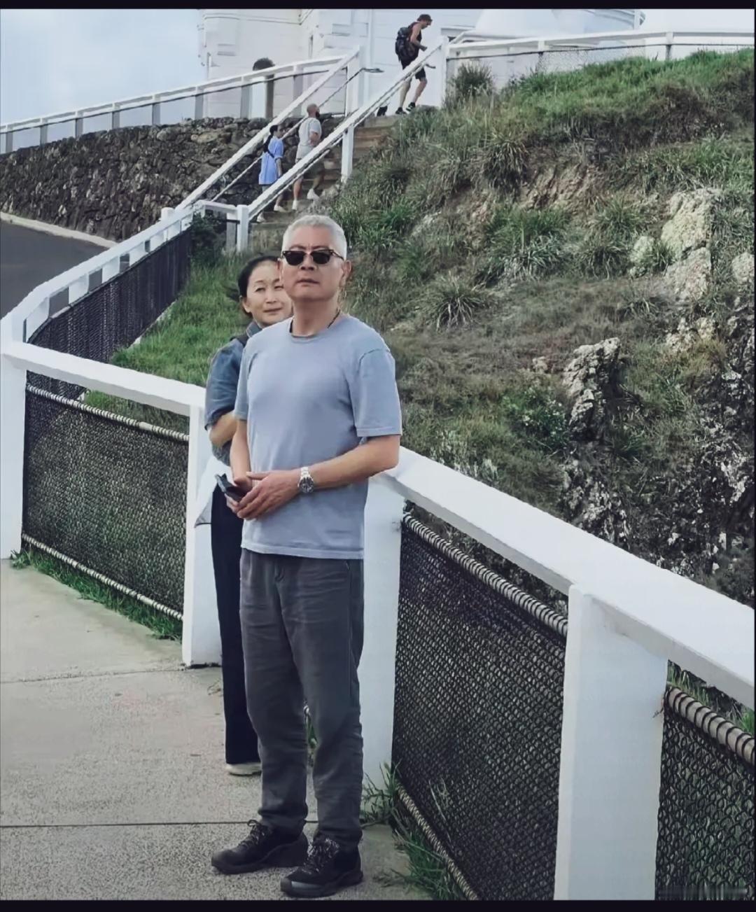 两位老戏骨，内敛低调。圈内挚友！能认出来吗？