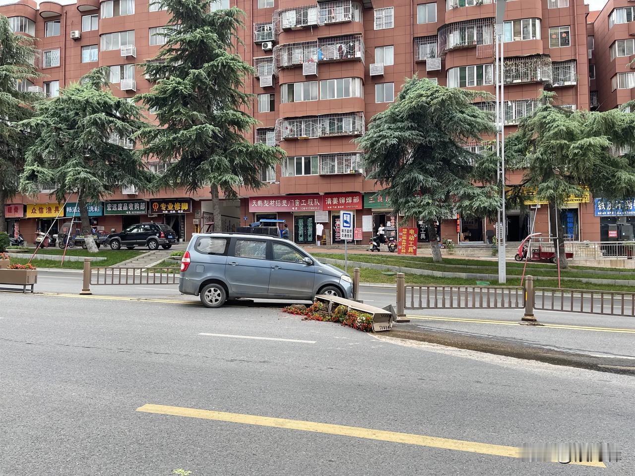  今天下午三点十分左右，清姜路下坡口，一辆小面包车不知道什么原因，撞到马路中间的