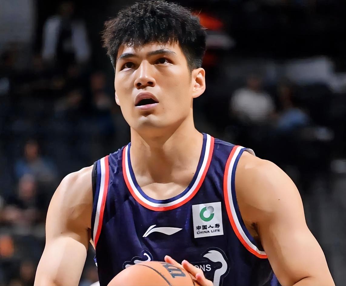 郭艾伦：豪哥，这场打得不错啊！！！就是持球跟中投要是能练出来，出场时间就稳了？？