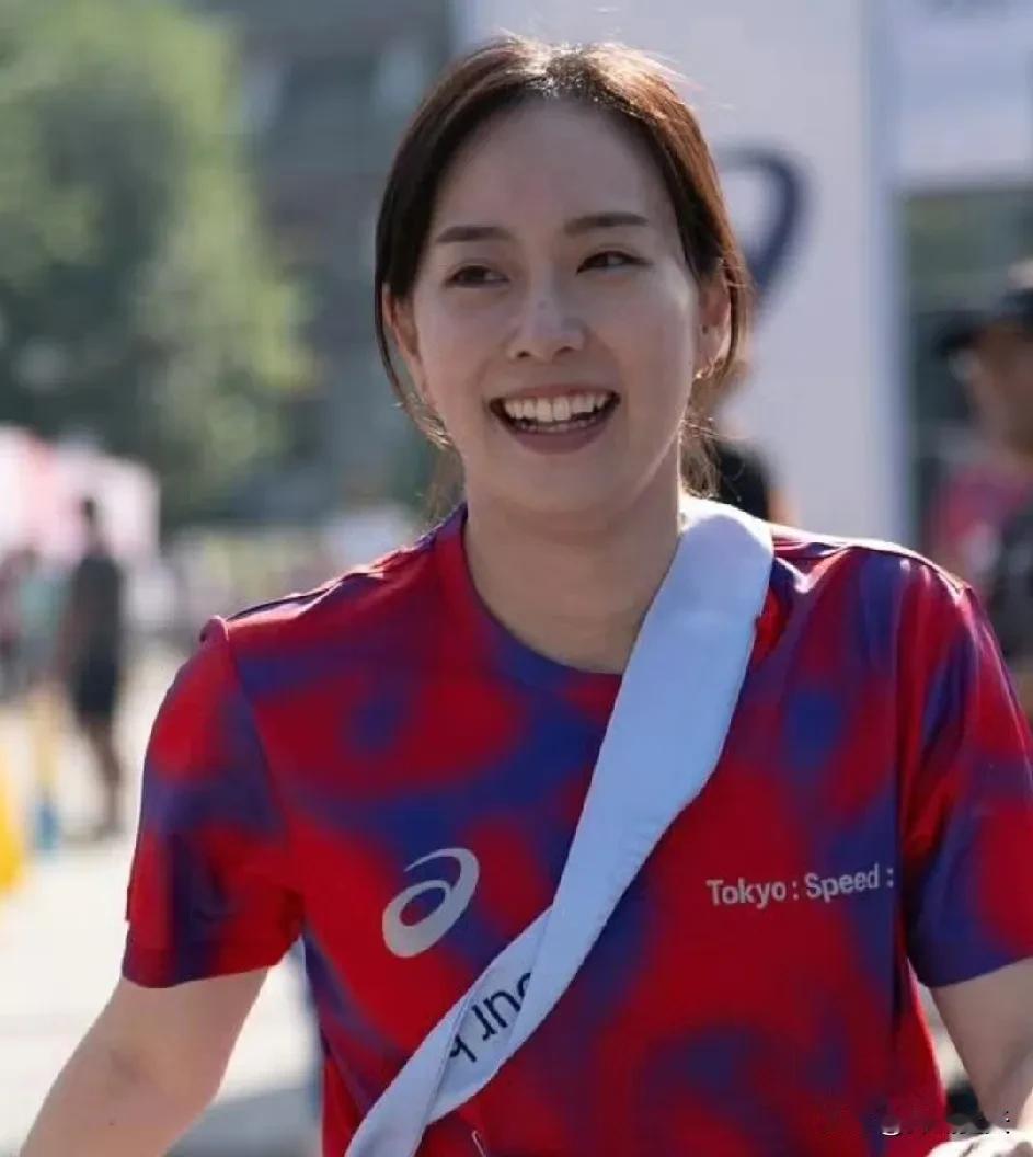 默默关注着石川佳纯的一举一动。知道了石川佳纯近日参加了长跑比赛。为比赛鸣枪起跑，