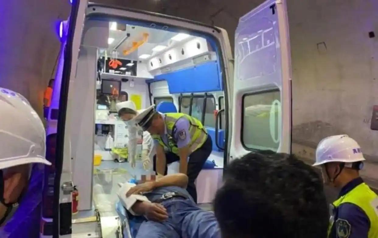 [太阳]湖南，一网约车司机在接单途中突发疾病，于是他向后座的女乘客求助，没想到女