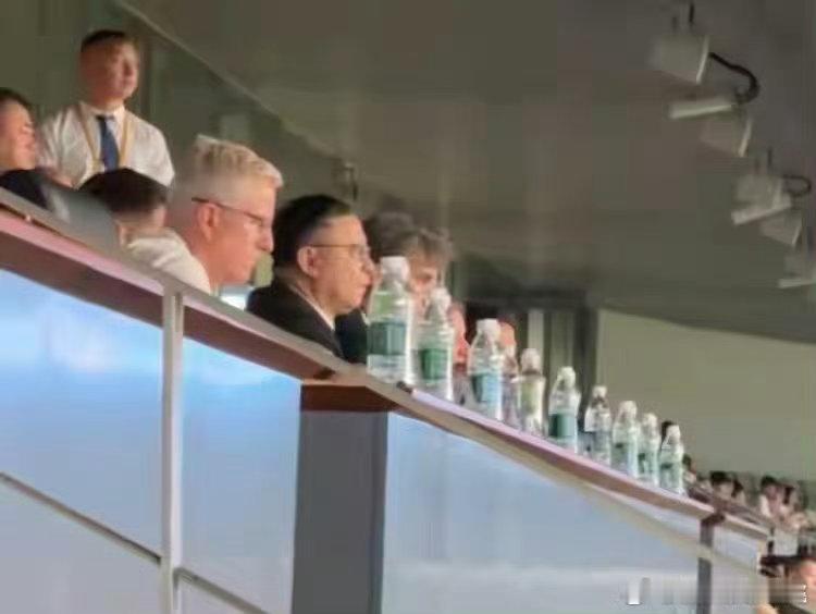 曼城CEO现场观看深圳新鹏城比赛深体主席台再迎重磅人物，曼城CEO索里亚诺亲临中