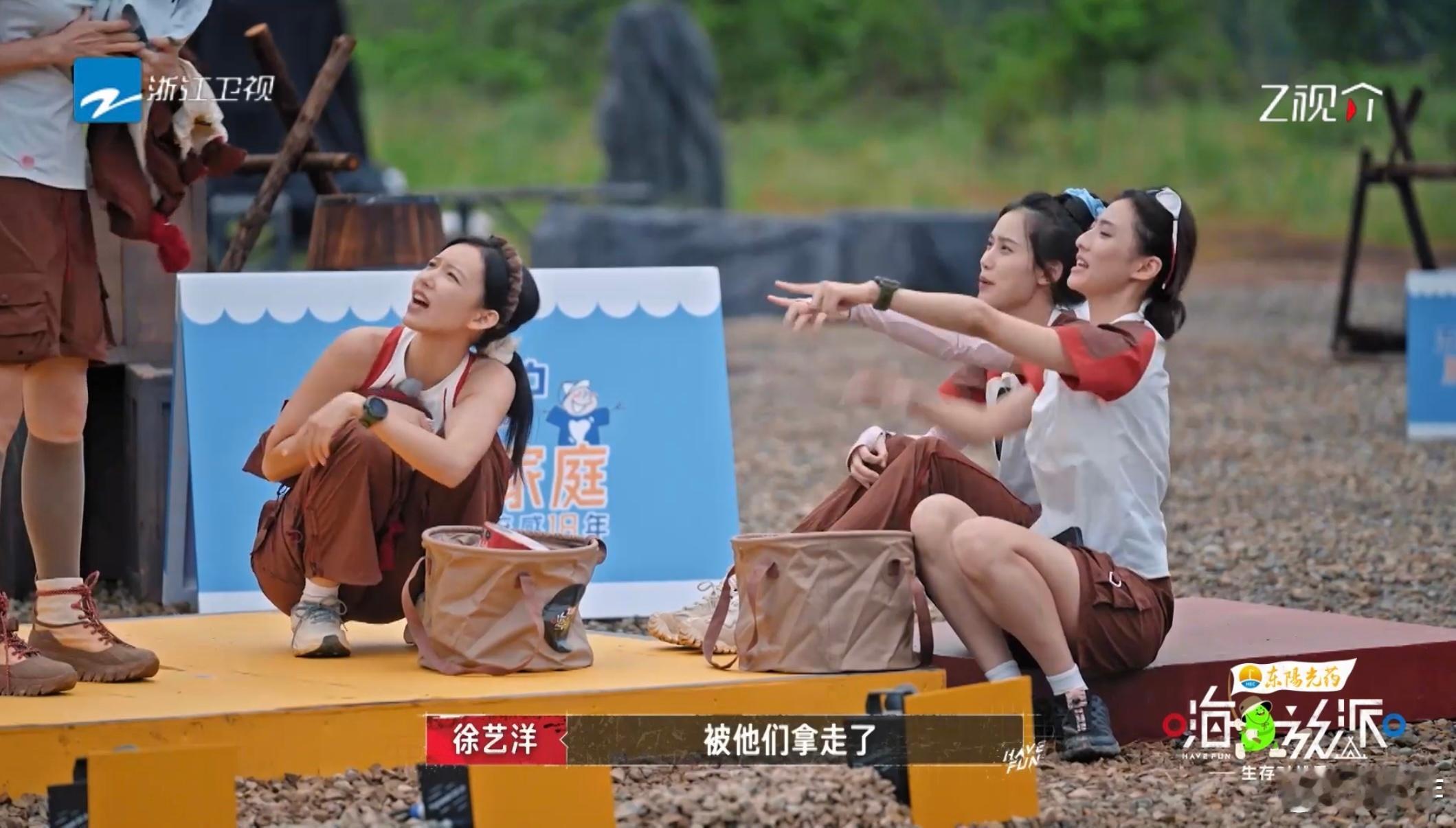 苗苗一个眼神郑恺疯狂解释嗨放派郑恺抢背包这段真的是节目的一大亮点，苗苗只需要一个