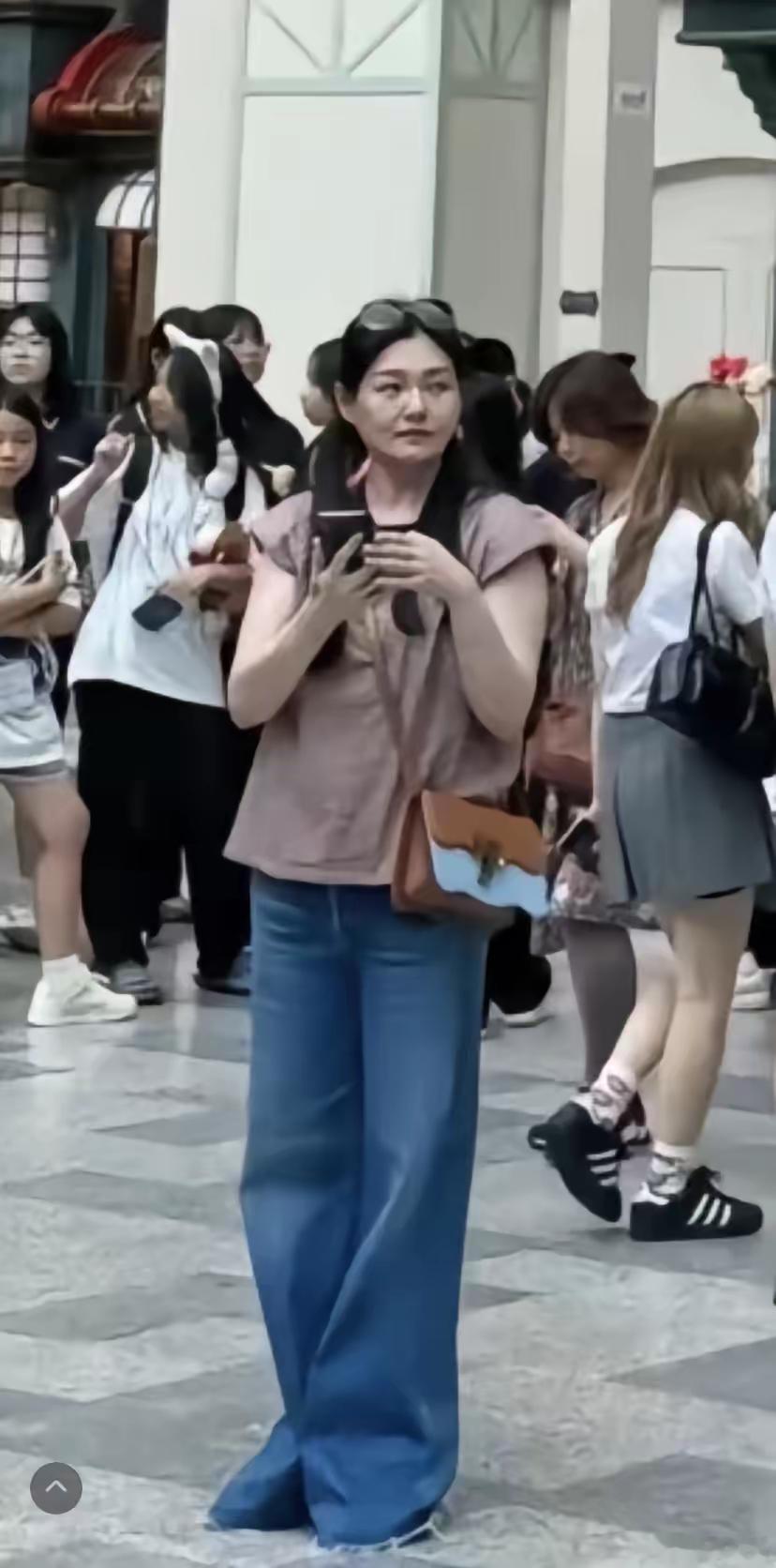 #大S具俊晔带儿女游玩韩国#这才是带孩子出去旅游的状态吧，穿的轻松自在，不用全程