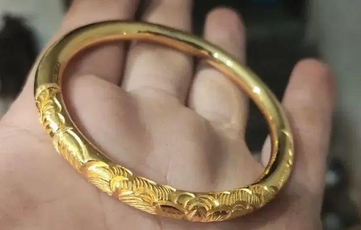 今年准备结婚的人，可能都被最近三金的价格“劝退”过。不是不想买，是一看金价就沉默