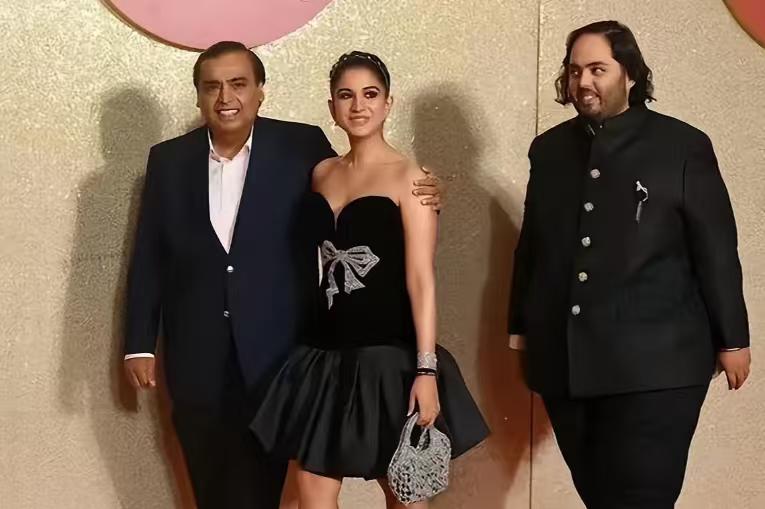 印度首富安巴尼家的八卦可太炸裂了！他家小儿媳拉蒂卡长相甜美、身材苗条又爱笑，嫁入