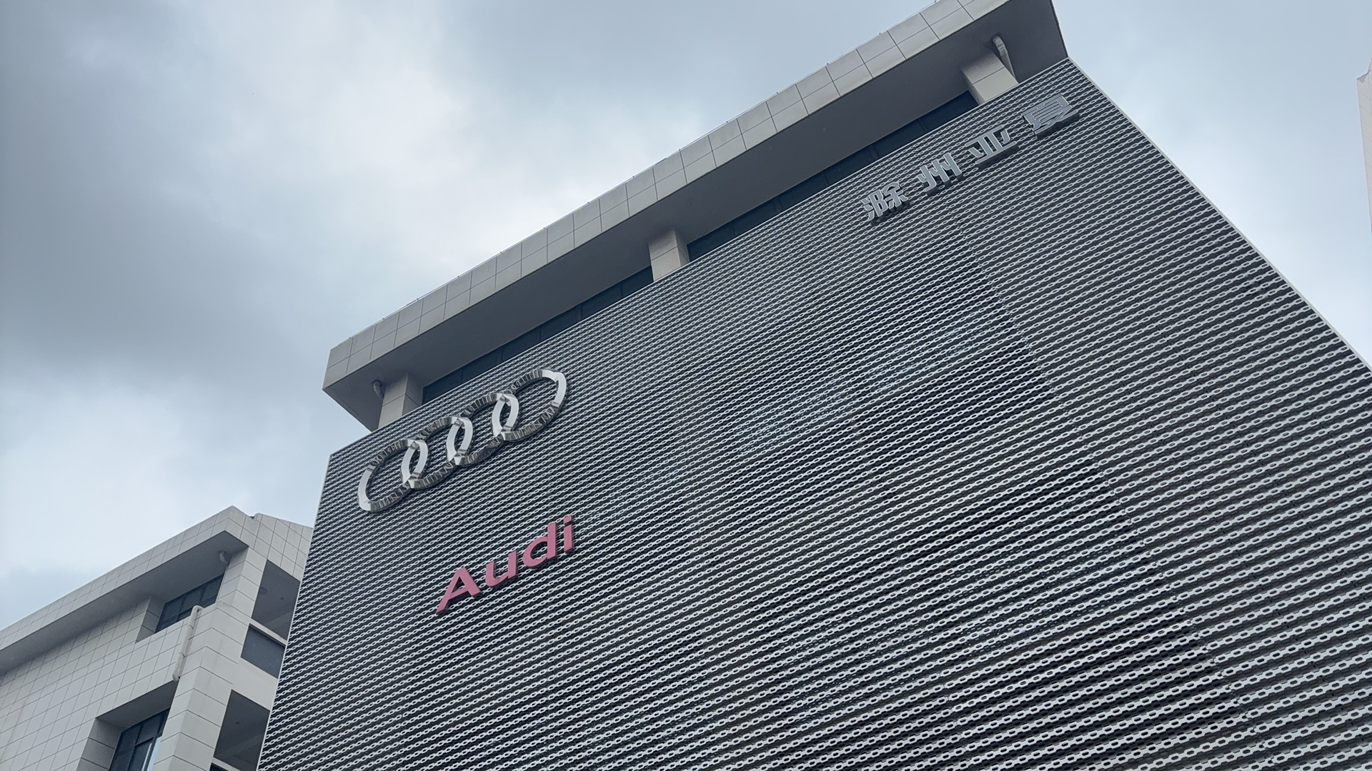 天空下着小雨，跑来跑去，天气小冷跑来跑去，事情尘埃落定 ​​​