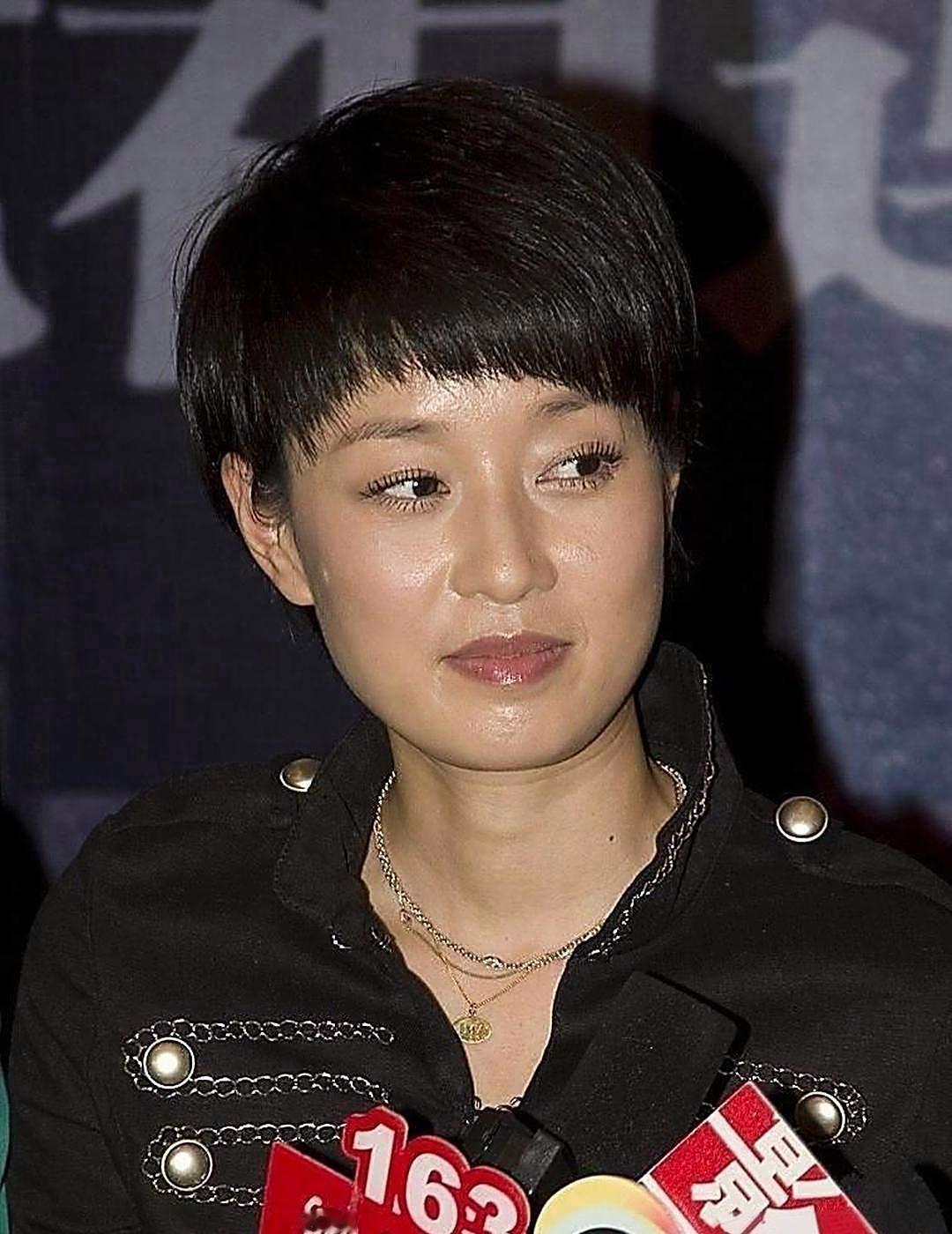 马伊琍在北京只有一套自住房，钱都花在两个女儿身上，网上却传她结过三次婚。
传闻