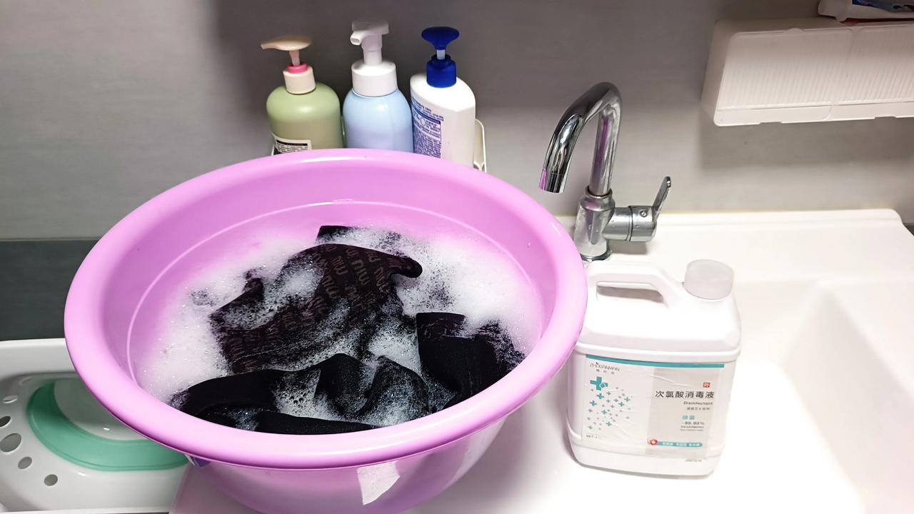 必须消杀，这裤子恐怕滋生小强了！早晨正在食堂吃饭，突然感到大腿上有东西扎我一下，
