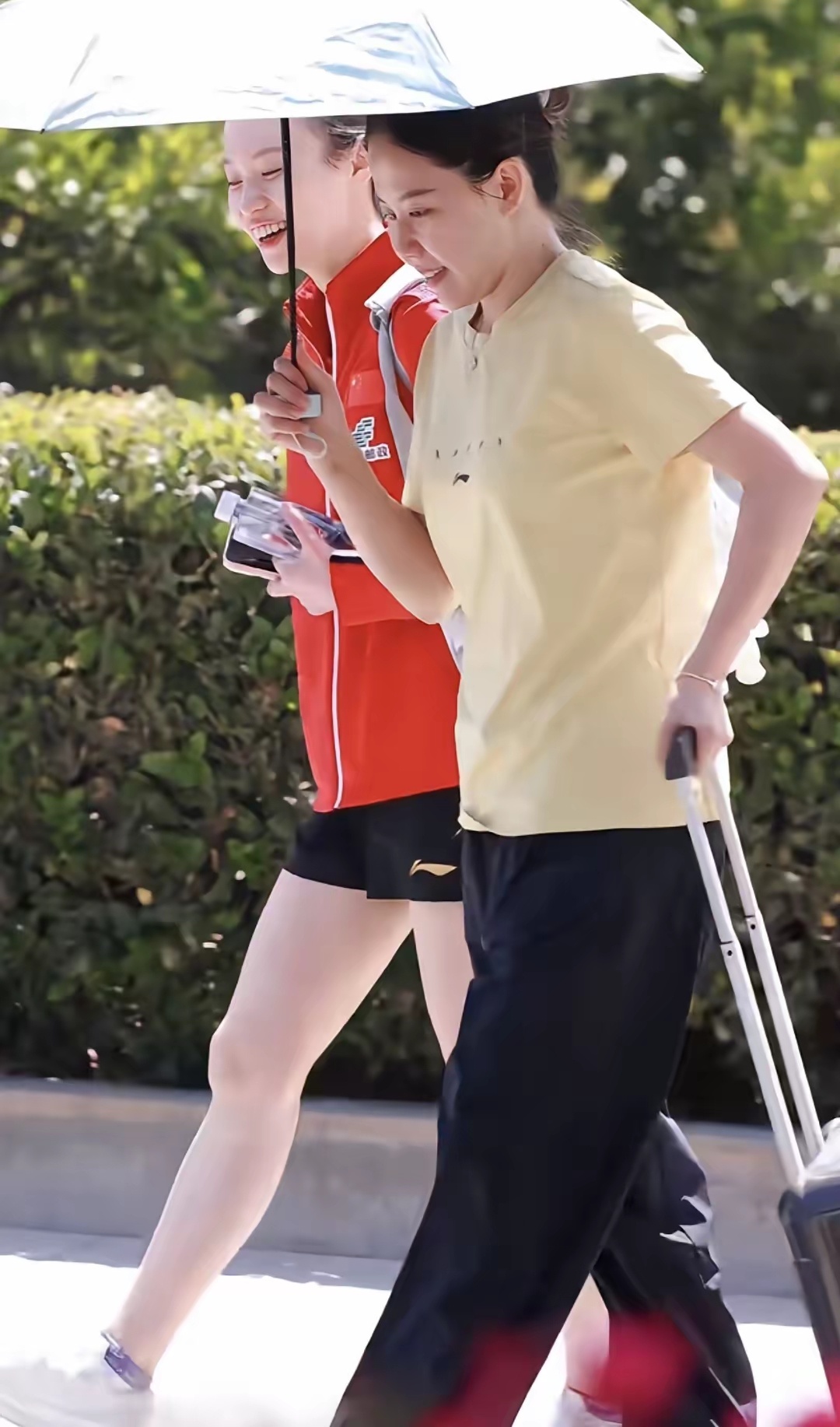 感觉同同是个很会过日子的人。这次去洛杉矶参加美国大满贯，阳光很晒，大家都被晒的戴