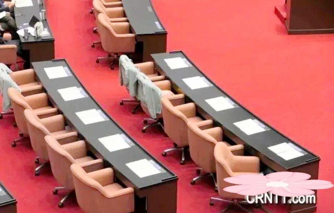 笑不活了！赖清德弹劾听证会正式举行，蓝白阵营全员到场就位，专家代表一应俱全。
 