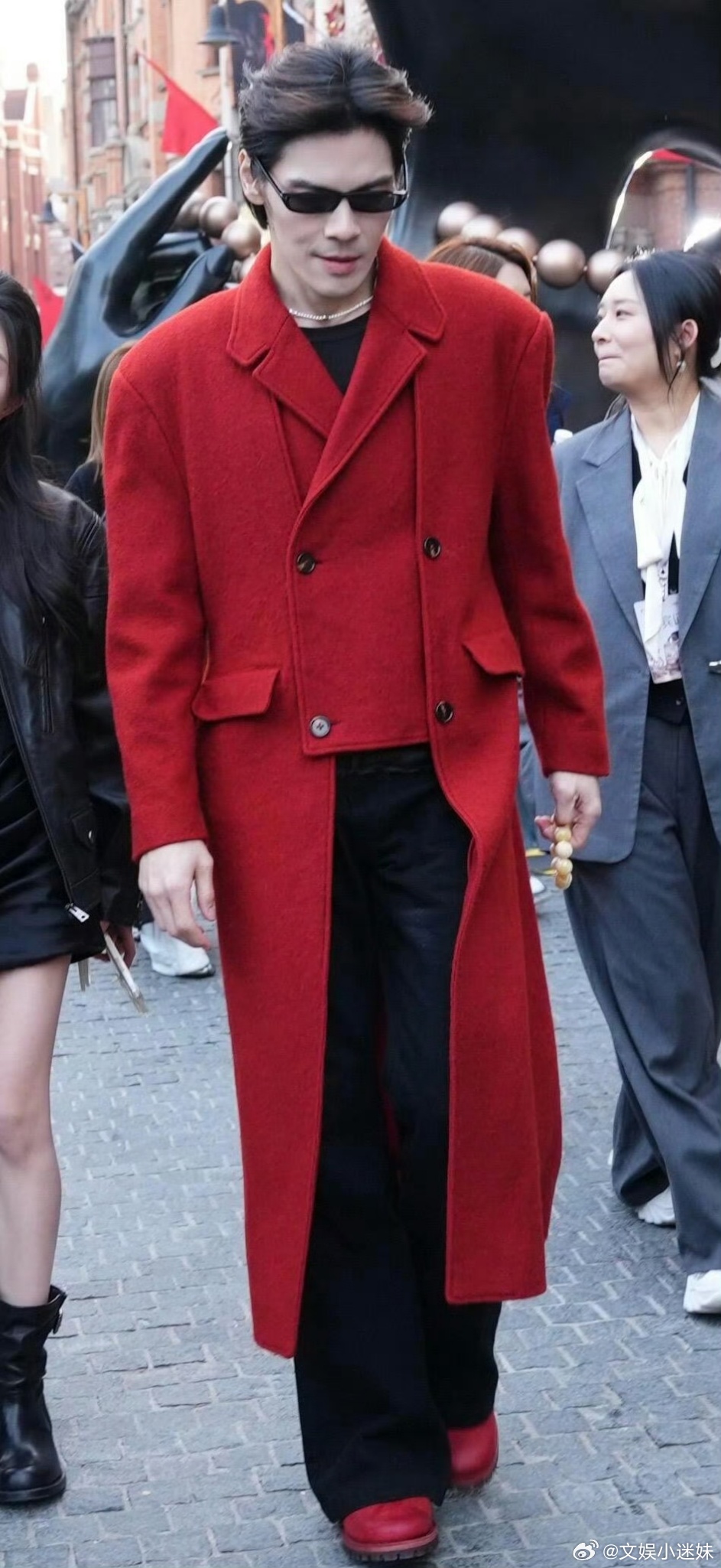  向佐你这样我有点陌生谁懂啊！还停留在他女装浓妆的突破形象里，突然就被大衣墨镜的