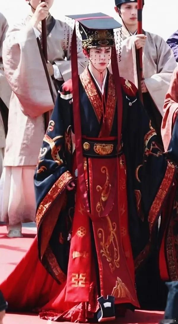 王鹤棣《将门独后》谢景行登基造型路透来了，文武百官列队，如何？ 