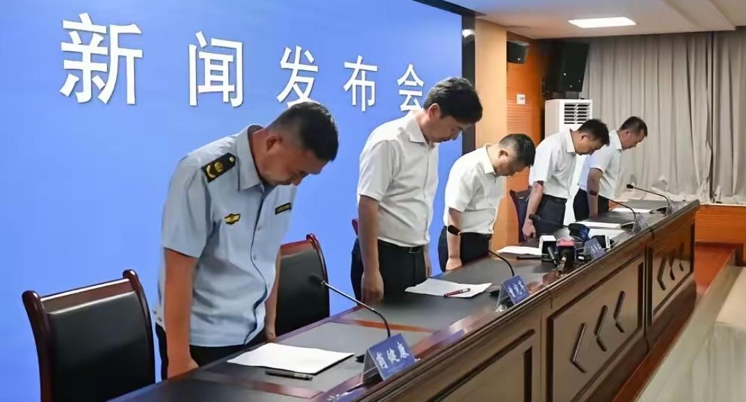 2026年7月17日，重庆彭水突发山体塌方。刚入职不久的年轻基层干部龚宝东，在现