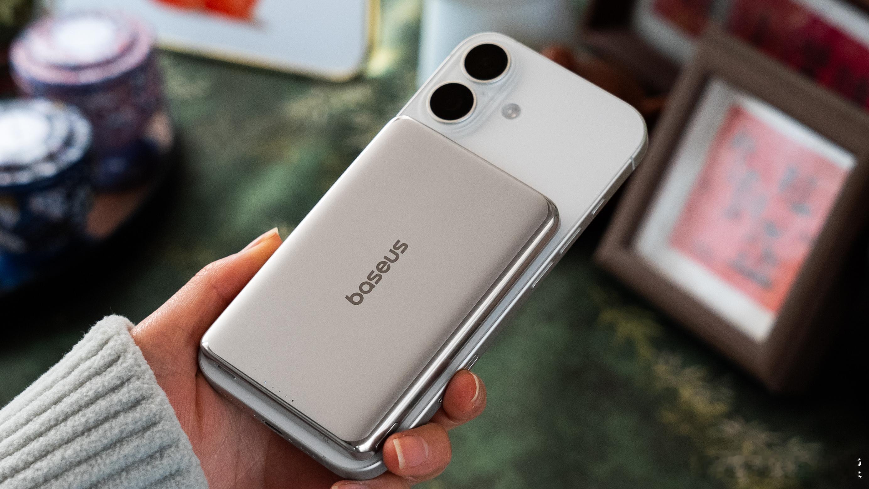 谁懂磁吸充电宝的痛点？要么笨重坠手，要么吸附松动，要么充电发烫伤机！倍思卡片磁吸