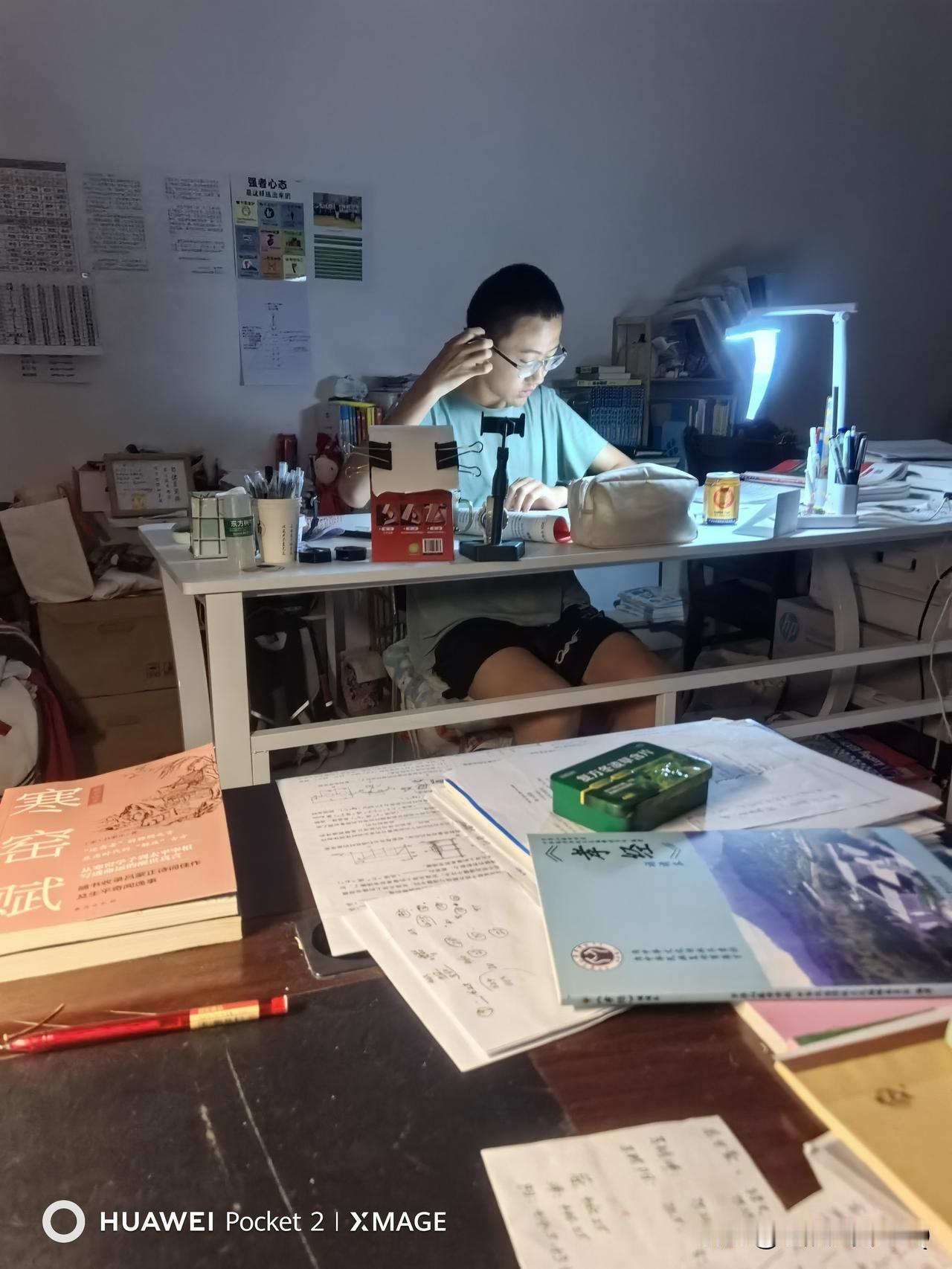 喜欢上一个特级学霸女女，为了追赶人家拼命努力。我告诉他，爱情是双向奔赴，暗恋是单