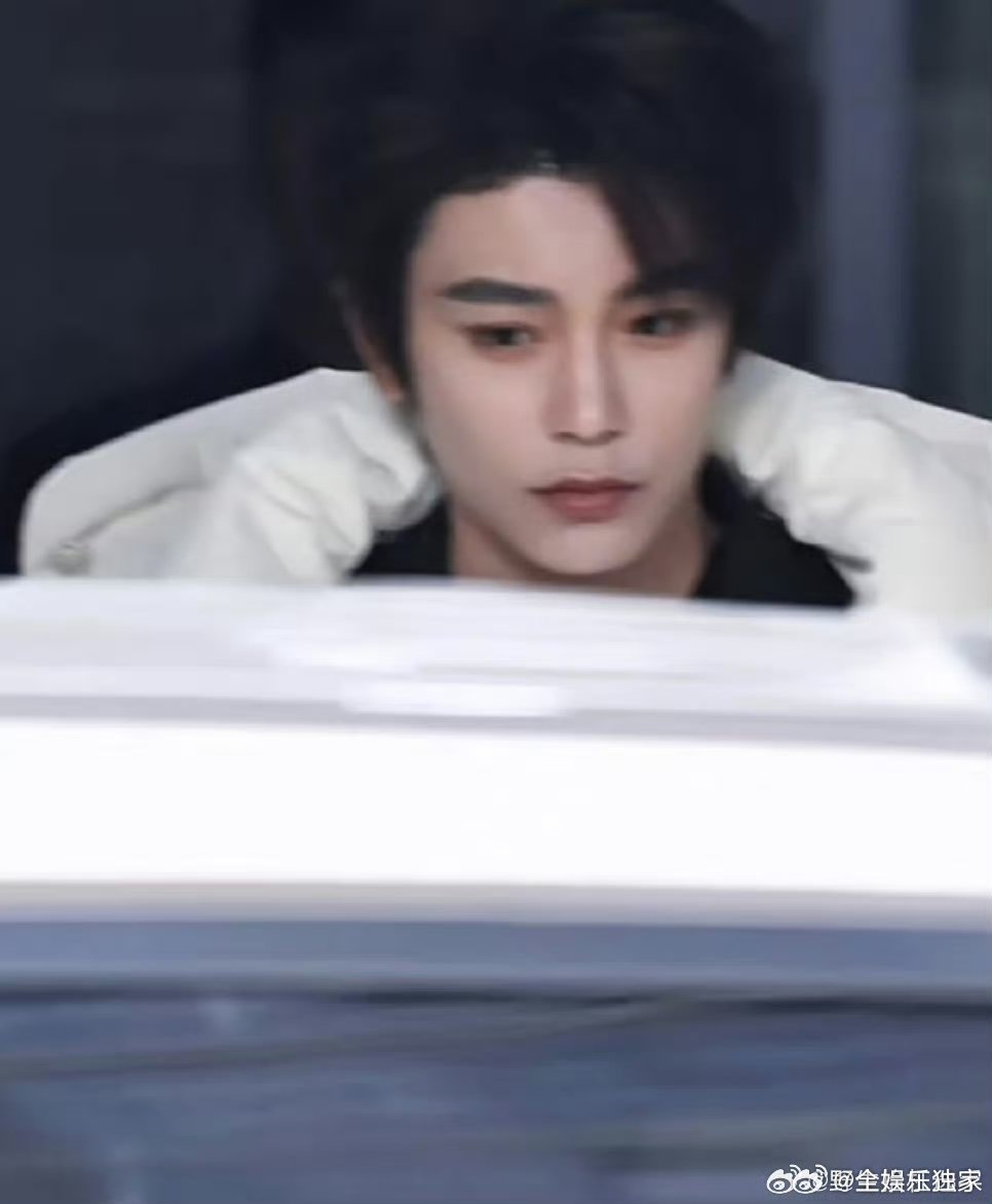 丁禹兮hi6路透独自入冬 同场录制的嘉宾都穿得清爽，只有丁禹兮裹着长款白羽绒服“