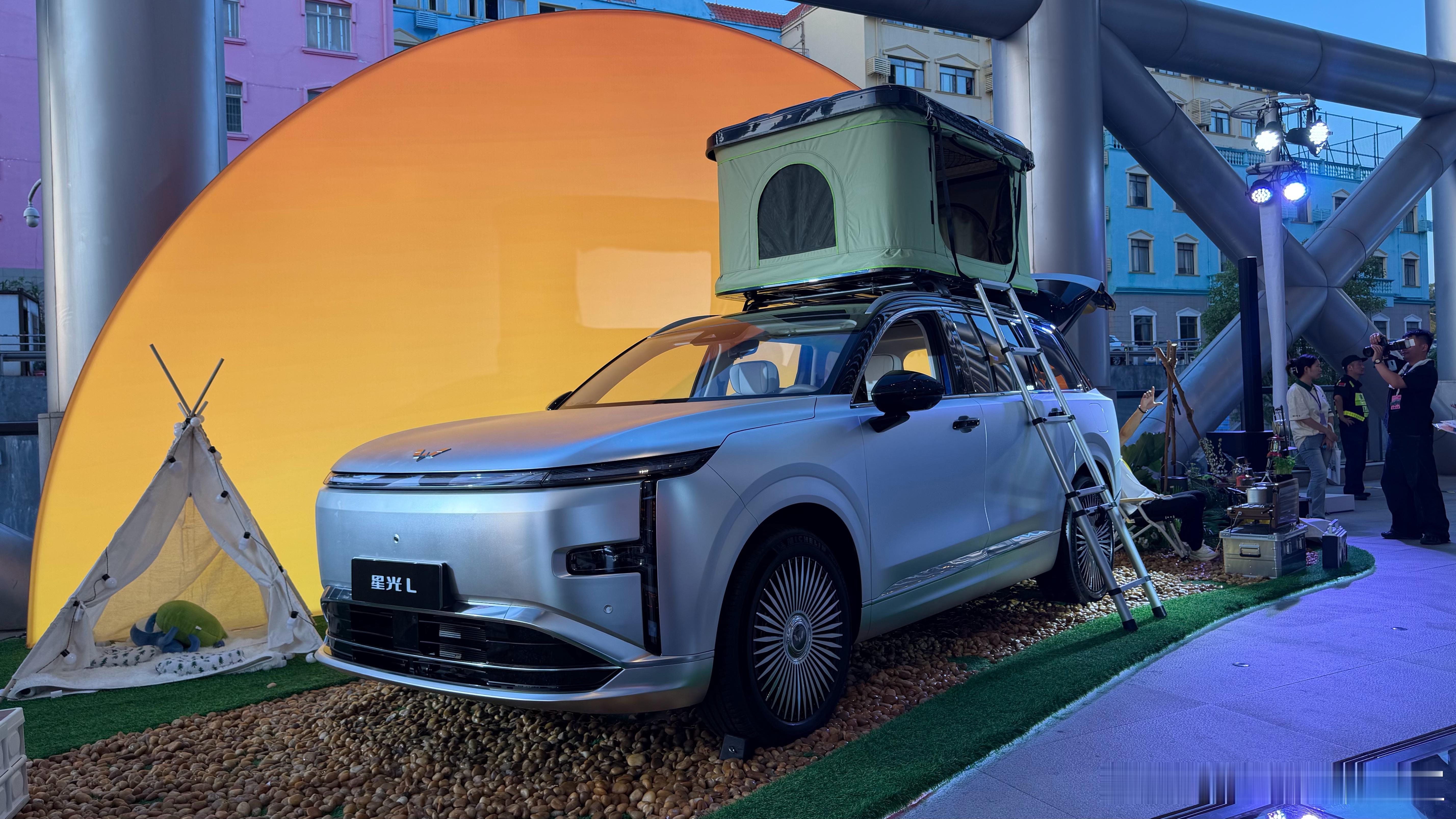 星光L定位十万级长续航大六座插混SUV。空间上原生的2+2+2布局解锁大6座的N