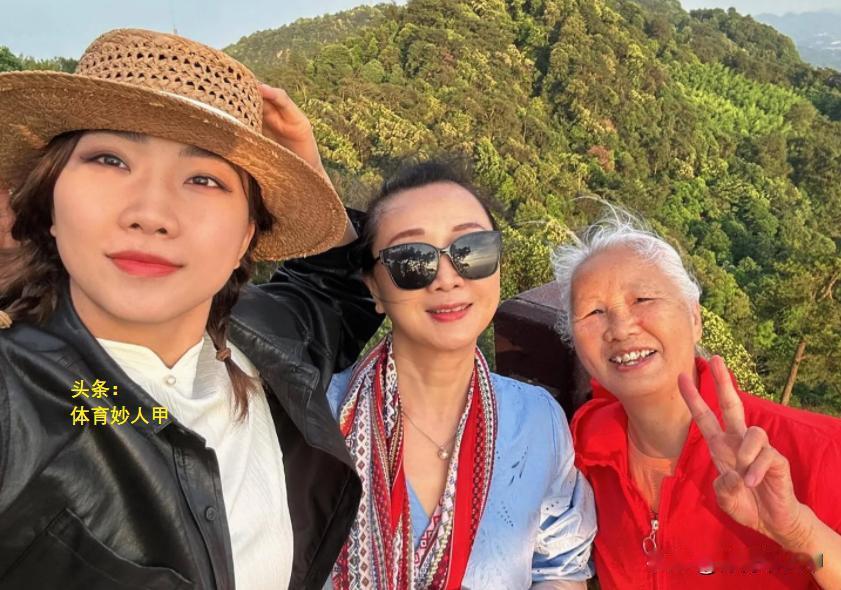 29岁的袁心玥回到重庆！与妈妈、奶奶一起爬山，一起拍照片，一起看日出，享受家庭的