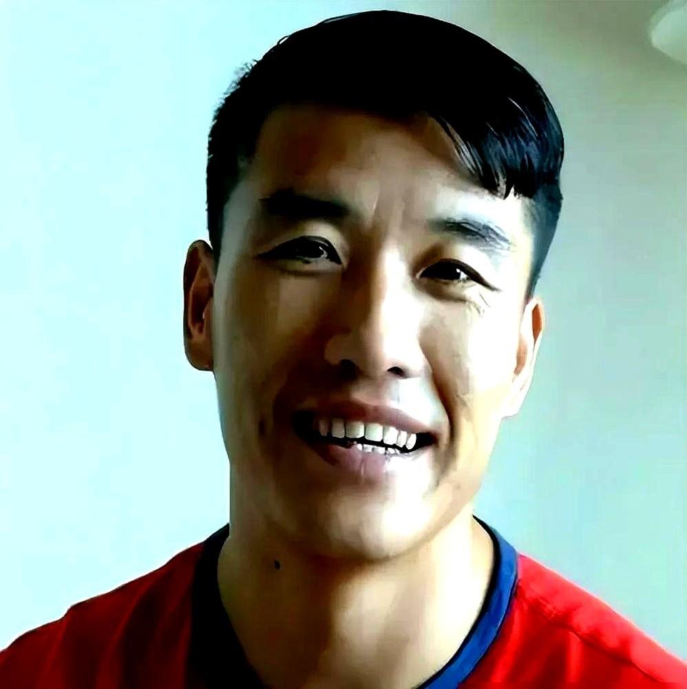 初代赵四出场费，还得再搭3万的酒！

关小平直播时一脸无奈，说自己商演报价3万，